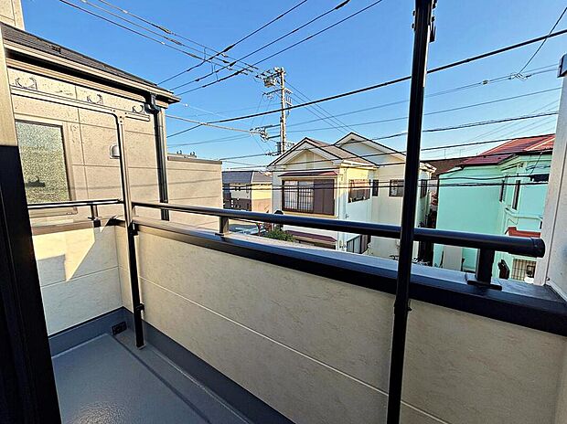 【バルコニー】太陽に愛された邸は、陽当り・通風に優れた魅力的かつ快適さを追求した邸宅でした。ここに住むからこそ意味がある。そんな特別感に浸りながら、毎日をお過ごし頂けるお家がこちらです♪