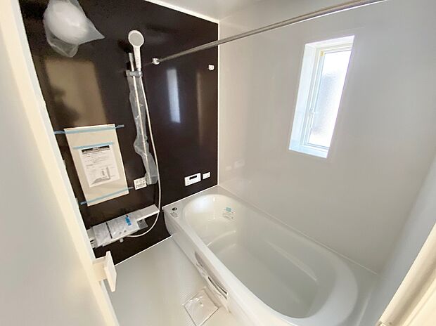 【☆System Bath☆ 】☆System Bath☆
「頑張った今日一日の疲れを癒すには、ゆっくり寛げる浴室が良いなぁ。」そんなお声にピッタリな、こちらの浴室♪ゆったりお湯に浸かれる浴槽は半身浴も可能です!