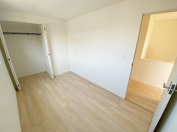 【☆Room☆ 】☆Room☆
ここは風の通り道。舞い込んでくる風が優しく躍り、室内に爽やかな空気を運んでくる。そこに季節の息吹を感じて、いまがどんな季節なのかを実感することができます。