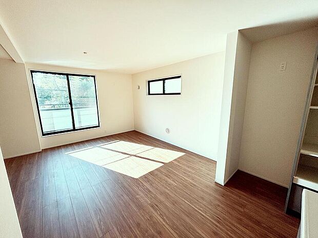 【☆Living　Room☆】窓から陽光が降り注ぐリビング・ダイニング・キッチン。家族が集うにふさわしい、ゆとりある空間です♪