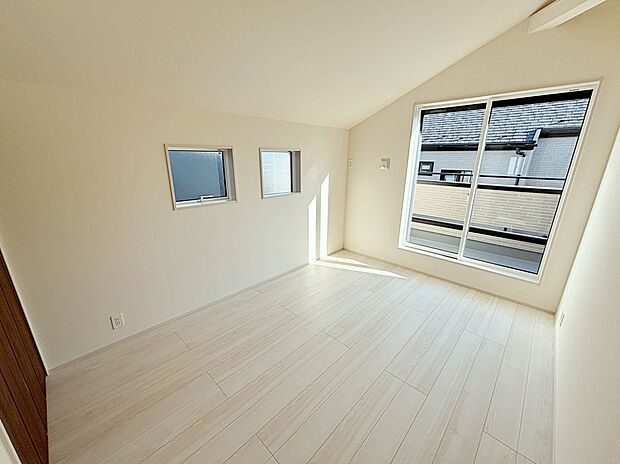 【☆Room☆】バルコニーに面したお部屋は、通風・採光共に良好な上、解放感タップリ♪
明るいお部屋は住まう人の心も明るくしてくれますね☆