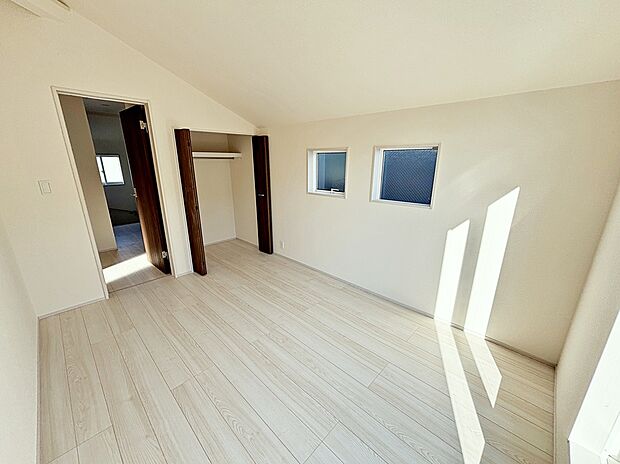 【☆Room☆】居室にはクローゼットを完備し、自由度の高い家具の配置が叶うシンプルな空間です。お子様の成長と共に必要になる子供部屋にぴったりの間取りですね。