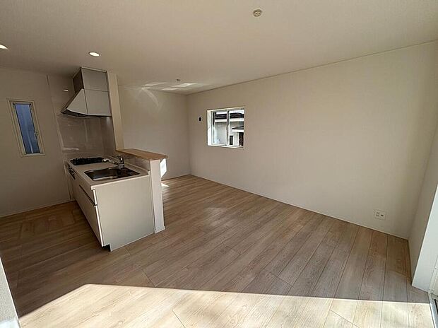 【☆Living　Room☆】窓から陽光が降り注ぐリビング・ダイニング・キッチン。家族が集うにふさわしい、ゆとりある空間です♪