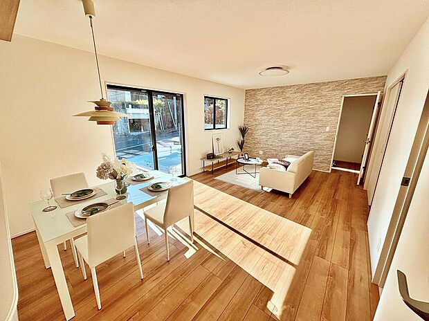 【☆Living　Room☆】ここにはみんなが集い、食事と楽しい会話が始まる。話に夢中になるとついつい時を忘れ夜半過ぎになってしまう。そんな束の間の幸せを感じさせてくれる場所となることでしょう。