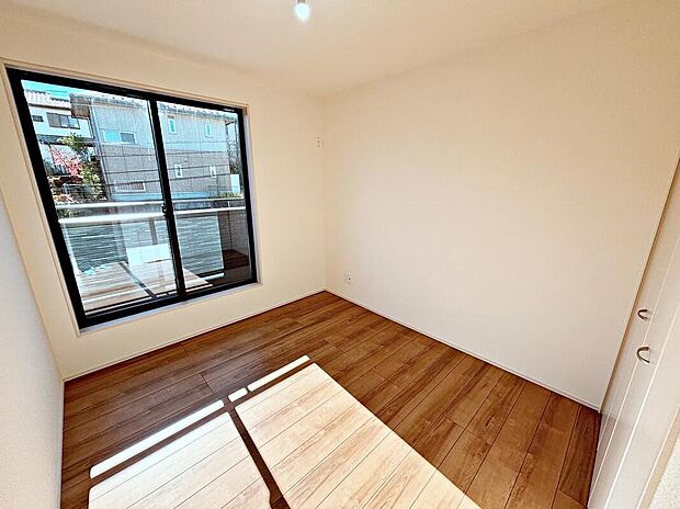 【☆Room☆】大きな窓からたっぷりと陽光が注がれる明るい空間。家族の成長に対応できる永住仕様の間取り。一日の疲れを癒やしてくれる、時を忘れて過ごせる空間。