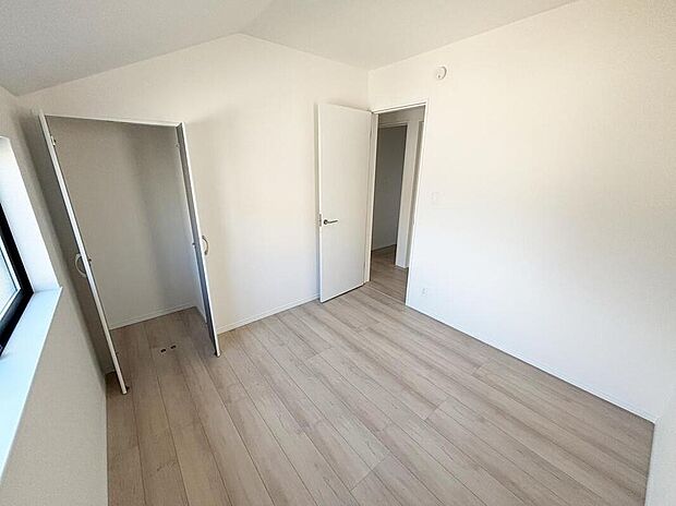 【☆Room☆】居室にはクローゼットを完備し、自由度の高い家具の配置が叶うシンプルな空間です。お子様の成長と共に必要になる子供部屋にぴったりの間取りですね。