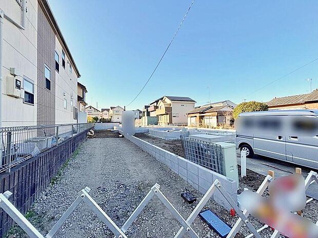 【現地外観写真】2台を駐車できるゆとりあるカースペース付き。家族分の自転車を駐輪したり、来客用の駐車スペースとしてもお使いいただけます。