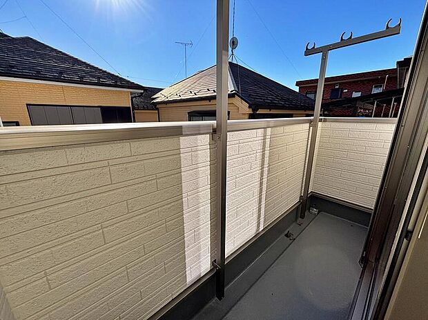 【バルコニー】ご家族全員分の洗濯物を干すことが出来る「ワイドバルコニー」♪バルコニーは、洗濯物や布団を干すだけでなく、暖かな陽射しや爽やかな風を存分に取り込み、お部屋に解放感をもたらします☆