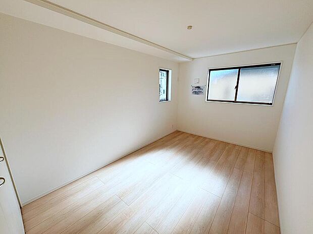 【リビング以外の居室】大きな窓からたっぷりと陽光が注がれる明るい空間。家族の成長に対応できる永住仕様の間取り。一日の疲れを癒やしてくれる、時を忘れて過ごせる空間。