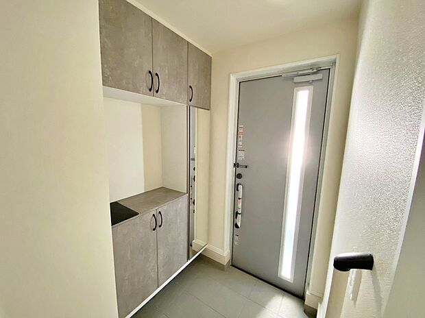 【玄関】☆街に溶け合う美しい景観を生みだしているにも関わらず、採光や風通しを考えて設計された間取り。近隣との視線を考え、街全体で調整される窓位置。外観だけでなく、そこに住まうご家族の心地よさを最優先しました。