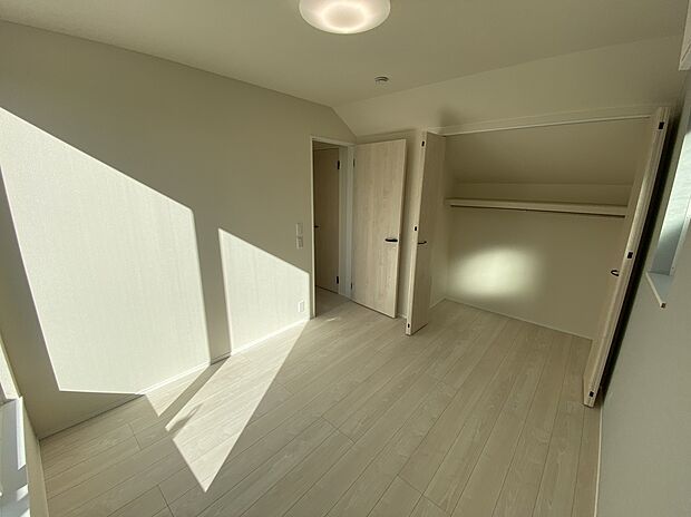 【☆Room☆ 】☆Room☆
居室に完備の収納は、お部屋を広々使うことが出来る優れもの!大切な思い出の品や、「今は使わない」季節ものを大切に保管♪スッキリ綺麗なお部屋で、趣味の時間も更に充実♪