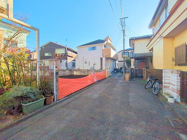 【前面道路含む現地写真】☆住人以外の車の進入も少なく、小さなお子様を持つご家庭にも安心♪
小学校まで徒歩9分で通いやすい立地!スーパー・ドラッグストアも徒歩圏内でお買い物にも便利です!
