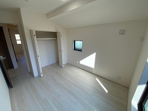 【リビング以外の居室】居室にはクローゼットを完備し、自由度の高い家具の配置が叶うシンプルな空間です。お子様の成長と共に必要になる子供部屋にぴったりの間取りですね。