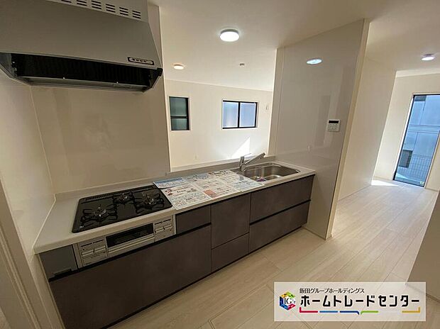 【キッチン】いつもご家族と一緒に過ごせるのが対面キッチンの魅力!今日の出来事を話しながら、一緒にお料理をしながら…いつもご家族の笑顔が近くにあります。