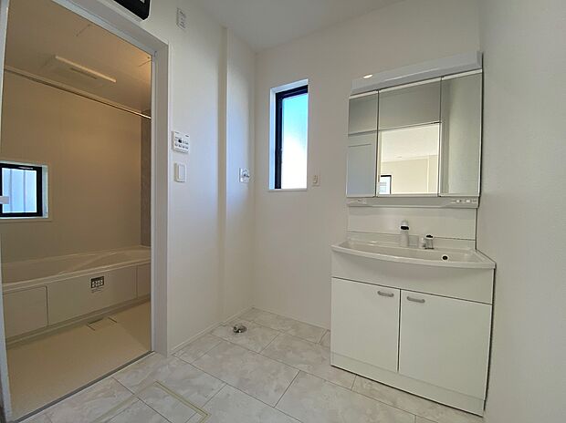 【☆Powder Room☆ 】☆Powder Room☆
収納スペースもバッチリなこちらの洗面化粧台。忙しい朝の時間にお役立ち!化粧品やヘアケア用品など細かな物もしっかり収納しておけるから「あれ?アレどこだっけ?」がなくなること間