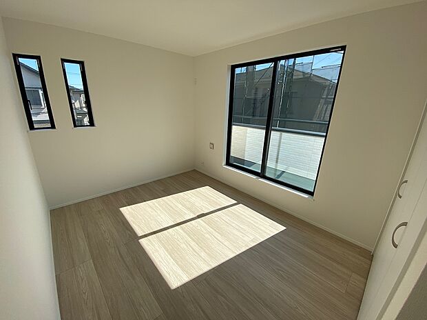 【☆Room☆ 】☆Room☆
大きな窓からたっぷりと陽光が注がれる明るい空間。家族の成長に対応できる永住仕様の間取り。一日の疲れを癒やしてくれる、時を忘れて過ごせる空間。