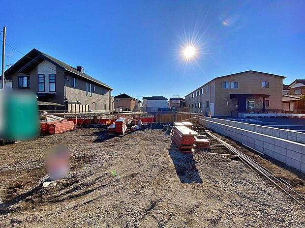 【現地外観写真】☆忙しく過ぎゆく日常を置き去るほど、ゆったりした時間が流れる住環境。『快適』とは「家」と「街」と「環境」が調和した時に訪れるだと改めて感じさせる永住邸がこちらです。