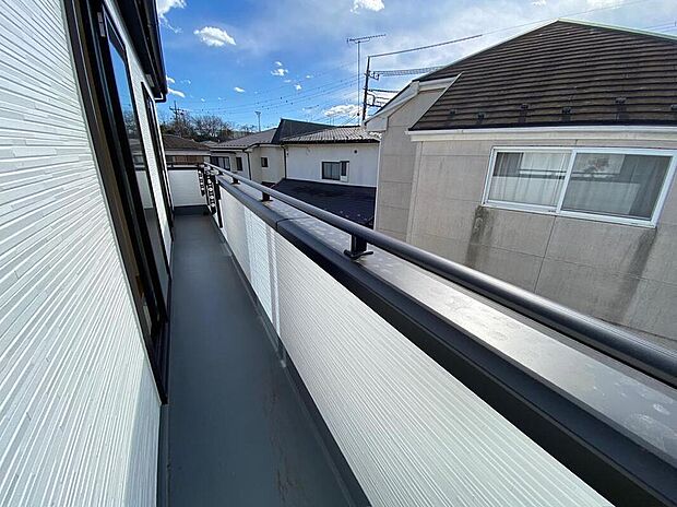 【バルコニー】太陽に愛された邸は、陽当り・通風に優れた魅力的かつ快適さを追求した邸宅でした。ここに住むからこそ意味がある。そんな特別感に浸りながら、毎日をお過ごし頂けるお家がこちらです♪