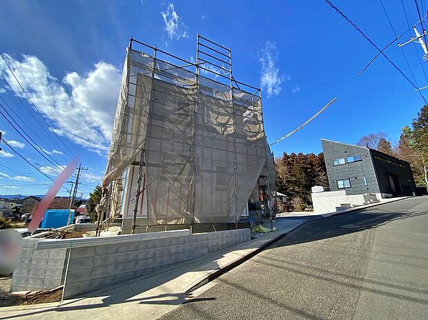 【前面道路含む現地写真】☆一戸建ての大きなメリットは、「自分の土地」を自由に使えること。好きなペットが飼えるほか、ガーデニングやDIY、車やバイクの手入れなど様々な趣味を楽しめます♪