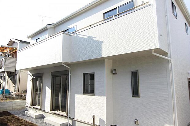 【現地外観写真】明るい陽光が注ぐ心地よい5LDKの邸宅!商業施設が近い他、小学校まで徒歩10分とお子様がいるご家族も暮らしやすい環境です♪♪