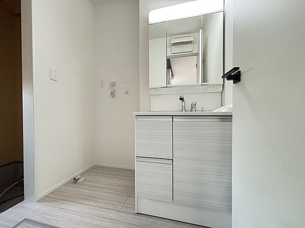 【☆Powder Room☆ 】☆Powder Room☆
収納スペースもバッチリなこちらの洗面化粧台。忙しい朝の時間にお役立ち!化粧品やヘアケア用品など細かな物もしっかり収納しておけるから「あれ?アレどこだっけ?」がなくなること間