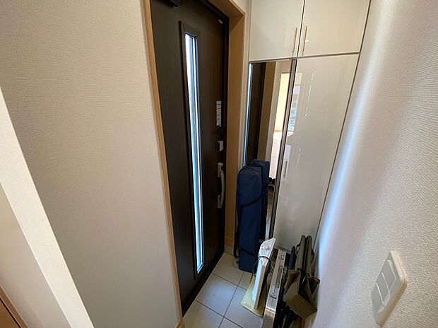 【☆Entrance☆ 】☆Entrance☆
お家に出会う人々を迎える玄関だからこそ、広々清潔感あふれる空間にしたいものです。採光・通風にも配慮された設計で毎日明るい空間をキープします♪