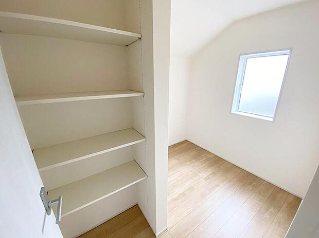 【リビング以外の居室】住まう方でカスタマイズしていただけるシンプルなデザインの内装。ご自身で素敵な空間を創り上げられます。