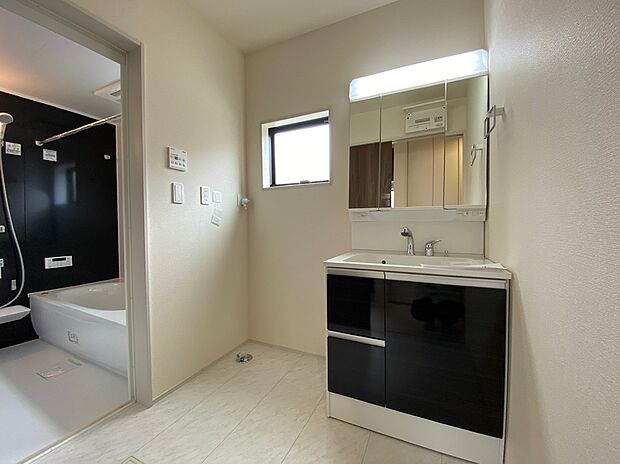 【☆Powder Room☆ 】☆Powder Room☆
収納スペースもバッチリなこちらの洗面化粧台。忙しい朝の時間にお役立ち！化粧品やヘアケア用品など細かな物もしっかり収納しておけるから「あれ？アレどこだっけ？」がなくなること間