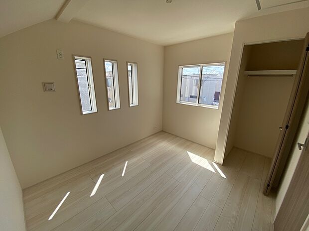 【☆Room☆ 】☆Room☆
2面採光を確保した明るい室内は、風通しも良く、大変居心地の良い空間となっております。爽やかな風を感じて起きる朝は、快適生活の始まりに！