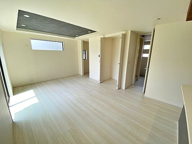 【☆Living Room☆ 】☆Living Room☆
会話が弾むリビング、料理が愉しくなるキッチン。家は、ただ生活する場ではなく、暮らしを愉しく、快適にする場所。笑顔の毎日、安らぎの日々のために、最新の設備・仕様を採用。