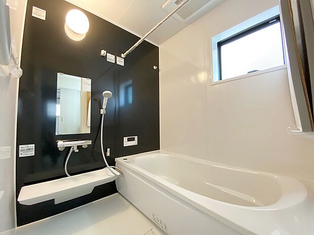 【☆System Bath☆ 】☆System Bath☆
半身浴も楽しめる一坪タイプの浴室は、防カビ仕様となっており、お掃除も楽々です。浴室乾燥機を完備し雨の日のお洗濯も安心です。