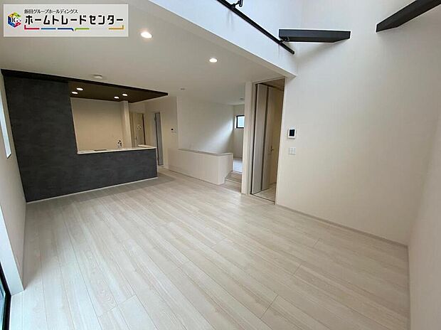 【リビング】会話が弾むリビング、料理が愉しくなるキッチン。家は、ただ生活する場ではなく、暮らしを愉しく、快適にする場所。笑顔の毎日、安らぎの日々のために、最新の設備・仕様を採用。