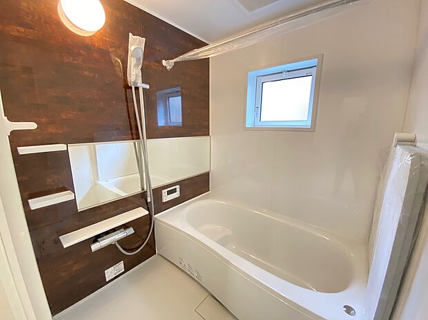 【☆System　Bath☆】☆System　Bath☆
半身浴も楽しめる一坪タイプの浴室は、防カビ仕様となっており、お掃除も楽々です。浴室乾燥機を完備し雨の日のお洗濯も安心です。