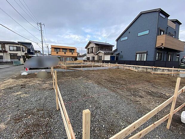 【現地外観写真】☆街に溶け合う美しい景観を生みだしているにも関わらず、採光や風通しを考えて設計された間取り。近隣との視線を考え、街全体で調整される窓位置。外観だけでなく、そこに住まうご家族の心地よさを最優先しました。