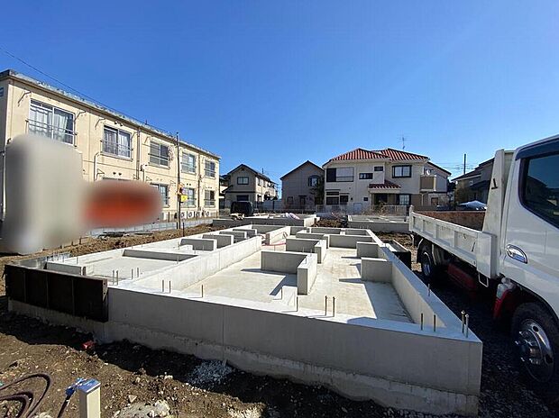 【現地外観写真】☆街に溶け合う美しい景観を生みだしているにも関わらず、採光や風通しを考えて設計された間取り。近隣との視線を考え、街全体で調整される窓位置。外観だけでなく、そこに住まうご家族の心地よさを最優先しました。