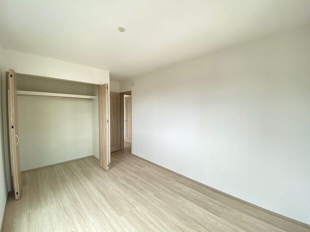 【☆Room☆ 】☆Room☆
居室に完備の収納は、お部屋を広々使うことが出来る優れもの！大切な思い出の品や、「今は使わない」季節ものを大切に保管♪スッキリ綺麗なお部屋で、趣味の時間も更に充実♪