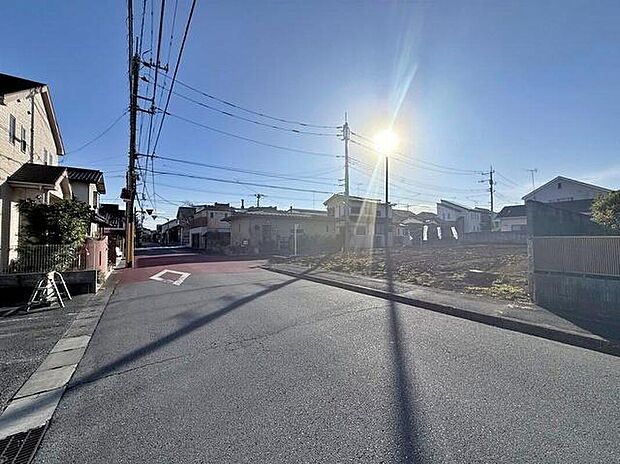 【前面道路含む現地写真】陽当りの良い道路に面したお住まい。道路幅も広めで、開放感たっぷり♪