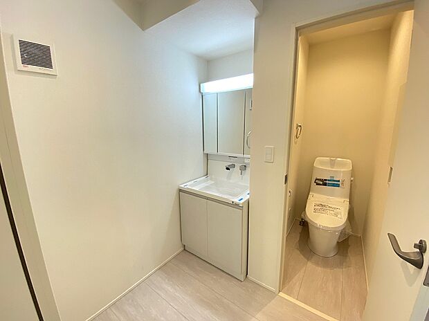 【☆Powder Room☆ 】☆Powder Room☆
収納スペースもバッチリなこちらの洗面化粧台。忙しい朝の時間にお役立ち！化粧品やヘアケア用品など細かな物もしっかり収納しておけるから「あれ？アレどこだっけ？」がなくなること間