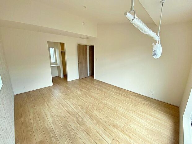 【リビング以外の居室】居室にはクローゼットを完備し、自由度の高い家具の配置が叶うシンプルな空間です。お子様の成長と共に必要になる子供部屋にぴったりの間取りですね。