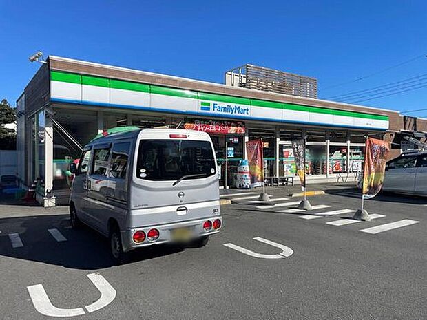 ファミリーマート日野三沢店（約900m）