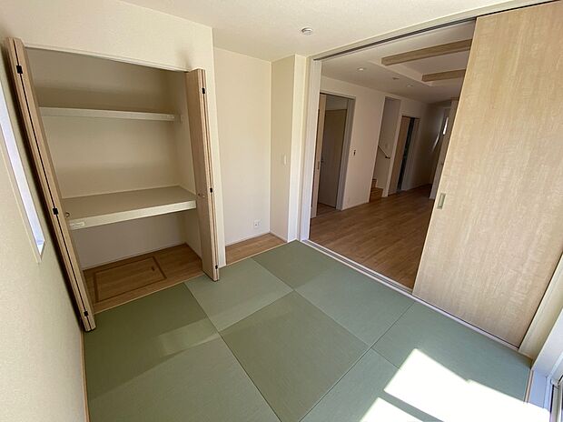 【☆Room☆ 居室にはクローゼットを完備し、自由度の高い家具】☆Room☆
居室にはクローゼットを完備し、自由度の高い家具の配置が叶うシンプルな空間です。お子様の成長と共に必要になる子供部屋にぴったりの間取りですね。