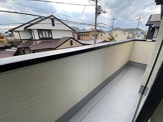 【バルコニー】太陽に愛された邸は、陽当り・通風に優れた魅力的かつ快適さを追求した邸宅でした。ここに住むからこそ意味がある。そんな特別感に浸りながら、毎日をお過ごし頂けるお家がこちらです♪