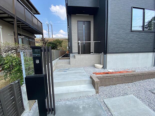 【玄関】お家に出会う人々を迎える玄関だからこそ、広々清潔感あふれる空間にしたいものです。採光・通風にも配慮された設計で毎日明るい空間をキープします♪