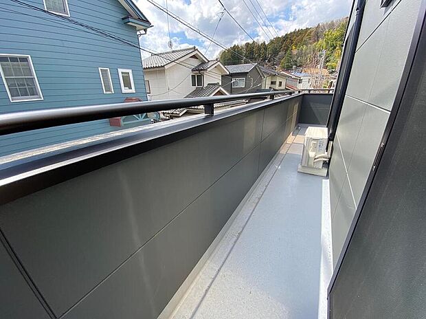 【バルコニー】太陽に愛された邸は、陽当り・通風に優れた魅力的かつ快適さを追求した邸宅でした。ここに住むからこそ意味がある。そんな特別感に浸りながら、毎日をお過ごし頂けるお家がこちらです♪