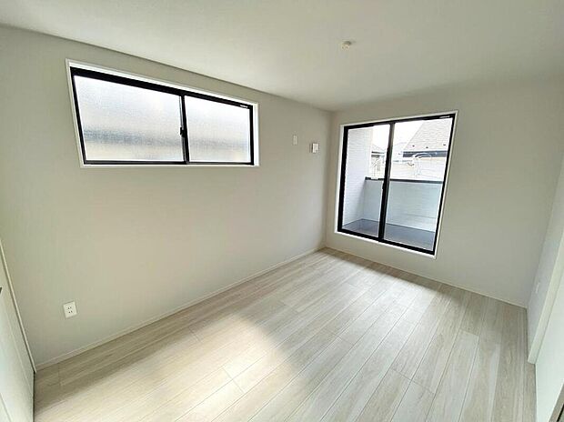 【リビング以外の居室】ここは風の通り道。舞い込んでくる風が優しく躍り、室内に爽やかな空気を運んでくる。そこに季節の息吹を感じて、いまがどんな季節なのかを実感することができます。