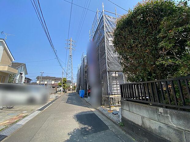 【前面道路含む現地写真】☆街に溶け合う美しい景観を生みだせるシンプルシックでおしゃれな外観と住み心地を考え貫いた設計！「ゆとりある落ち着いた暮らし」を叶えます♪