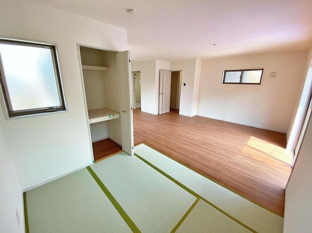 【☆Tatami☆】畳は柔らかいので直接座っても足が痛くなく、小さなお子さんが転んでも大けがにつながる心配が少ないのでお子様の遊び場にぴったり!