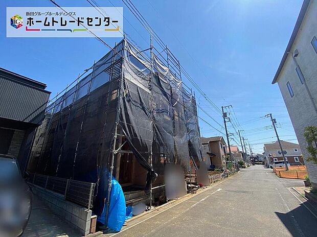 【前面道路含む現地写真】駐車スペースは車種により2台分！
セカンドカーをお持ちの方、来客時にも便利ですね♪
コンクリート仕上げのカースペースなので、雨の日も足元を気にせず外出できます。