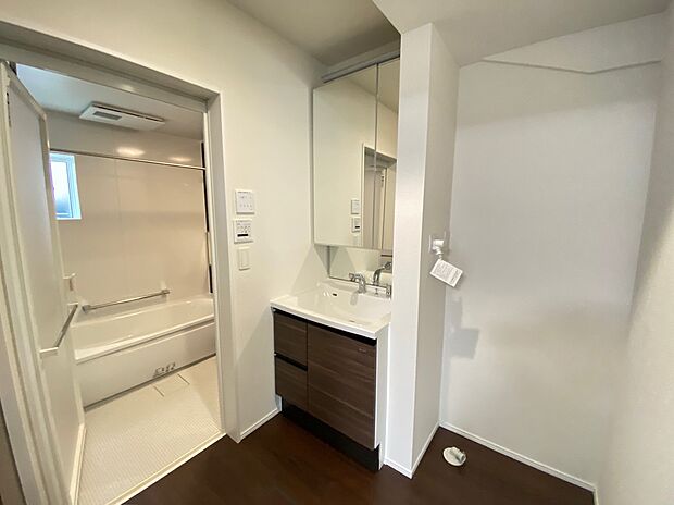 【☆Powder Room☆ 】☆Powder Room☆
十分な大きさの洗面台は収納もさる事ながら、身だしなみチェックや歯磨きなど、朝の慌ただしい時間でもホテルライクなスペースで余裕とゆとりを感じて頂けます。