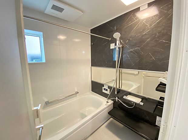 【☆System　Bath☆ 】☆System　Bath☆
掃除のしやすさ・収納の便利さなど、おふろを使う人、お手入れする人、みんなにとっての「しあわせ性能」を追求したバスルームを採用しました♪